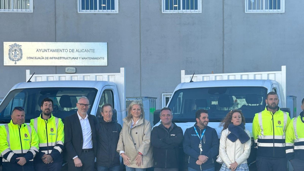La concejala Cristina García con responsables de la empresa Acsa y operarios del servicio de infraestructuras y mantenimiento de Alicante.