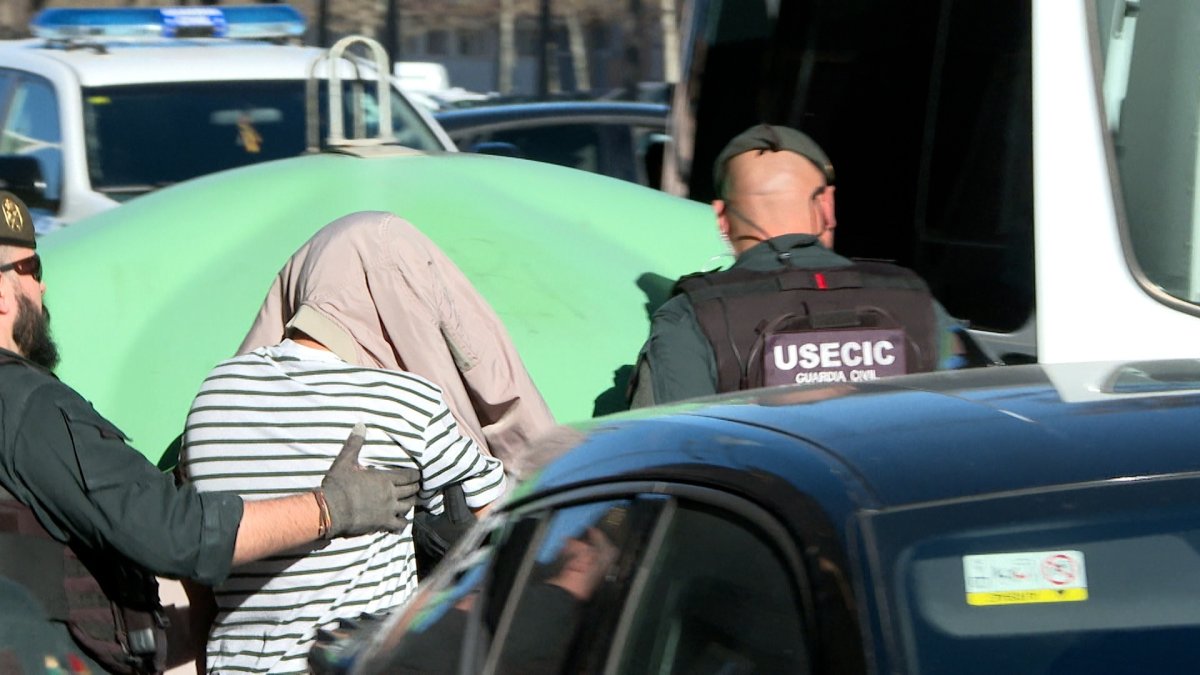 Imagen del detenido por el crimen de su exmuj y su hija a punto de entrar en el furgón policial
EUROPA PRESS
19/2/2026