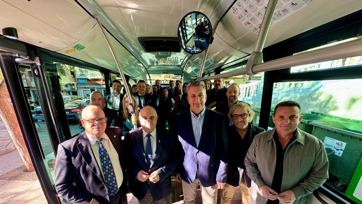 Responsables autonómicos y municipales en la presentación de las nuevas líneas de bus de La Marina Baixa.