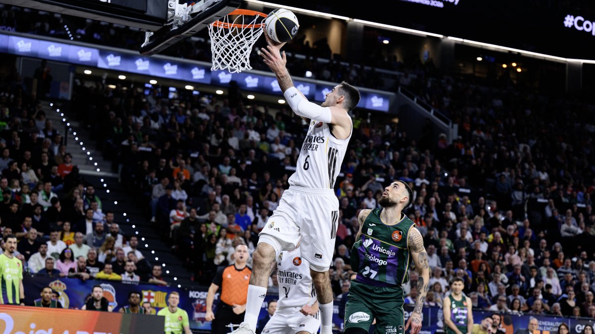 Alberto Abalde (Real Madrid) en acción durante el partido de cuartos de final de la Copa del Rey contra Unicaja en el Roig Arena de Valencia
