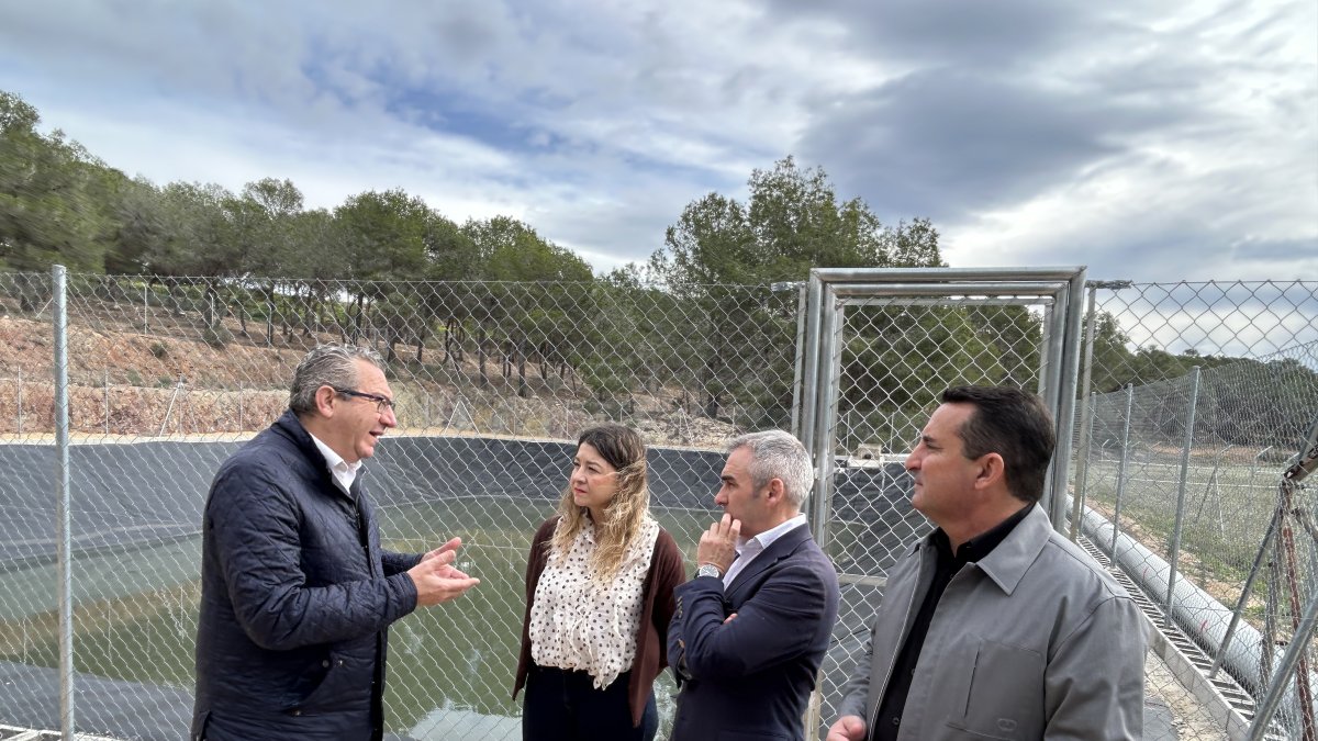 El presidente de la Diputación, Toni Pérez, con el conseller Miguel Barrachina y el alcalde La Nucía, Bernabé Cano, durante la visita a la balsa.