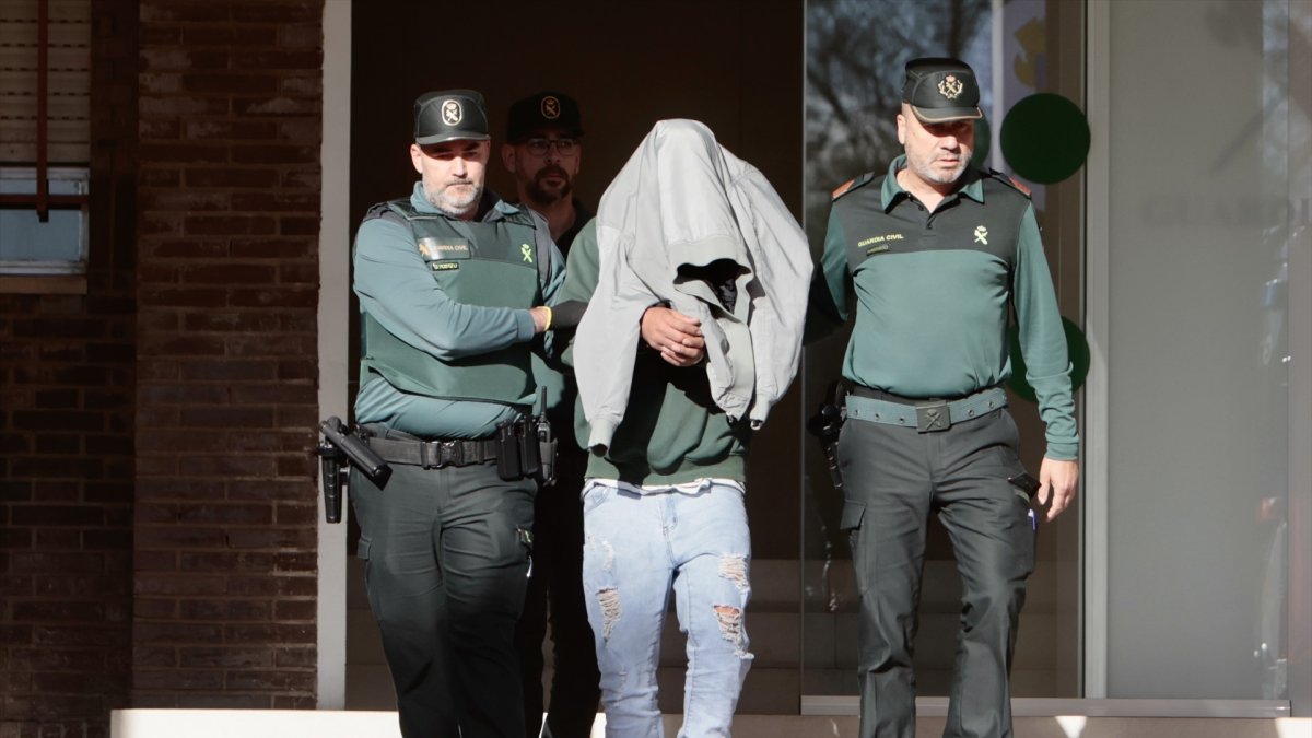 El presunto asesino de su mujer e hija de 12 años es trasladado a disposición judicial, desde la Comandancia de la Guardia Civil de Castellón