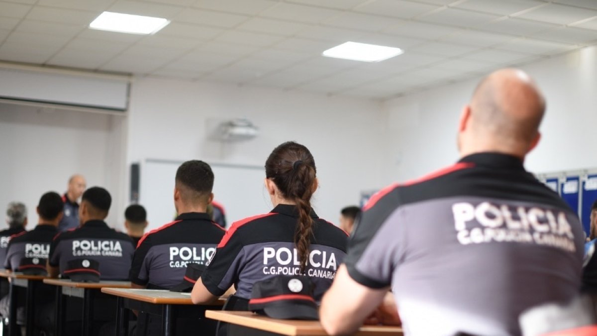 Agentes de la Policía Canaria en una formación
