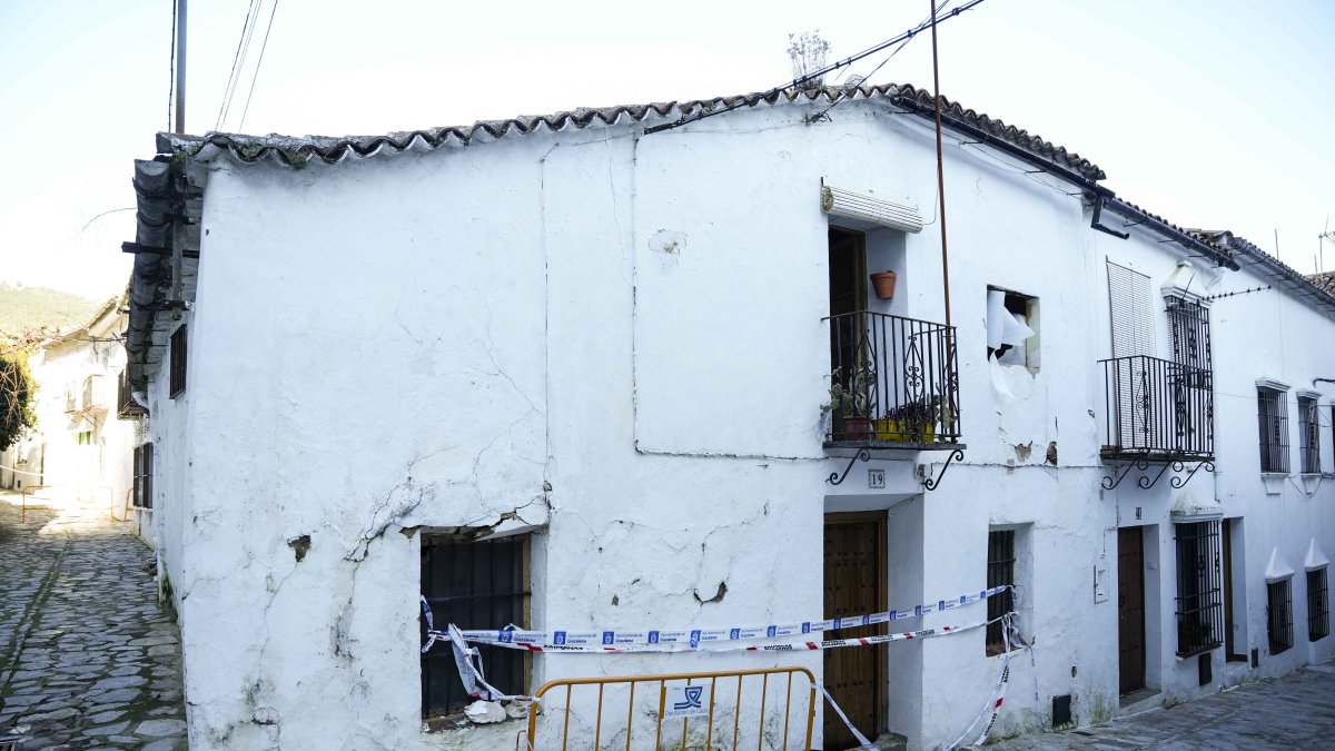 Calle de Grazalema (Cádiz) normalizando su estampa tras haber sido escenario de graves inundaciones por el pasado temporal.