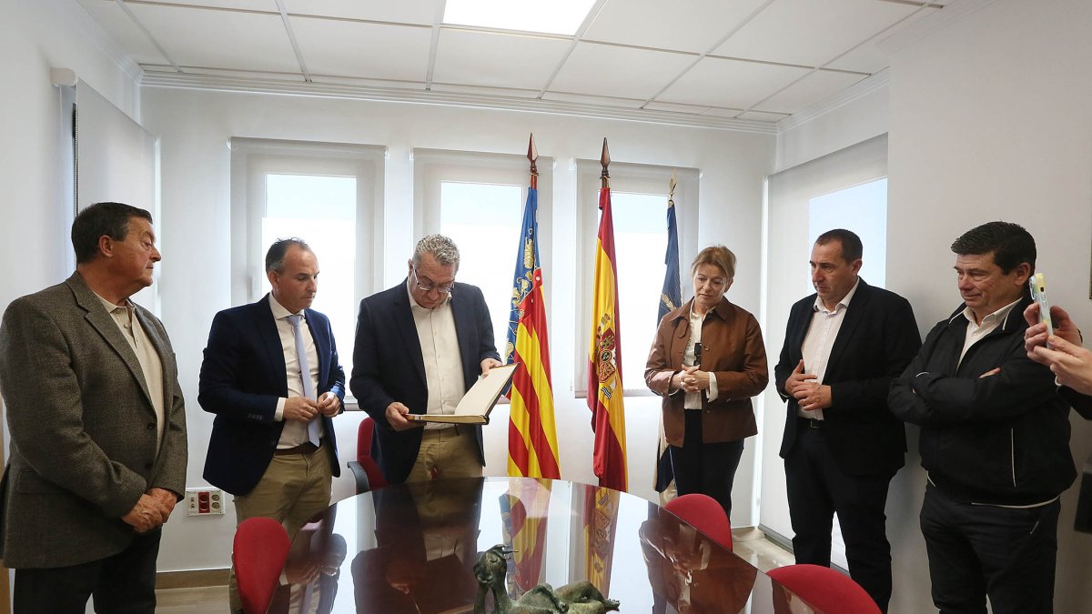 Toni Pérez acompañado por otras autoridades, en su visita a Formentera del Segura