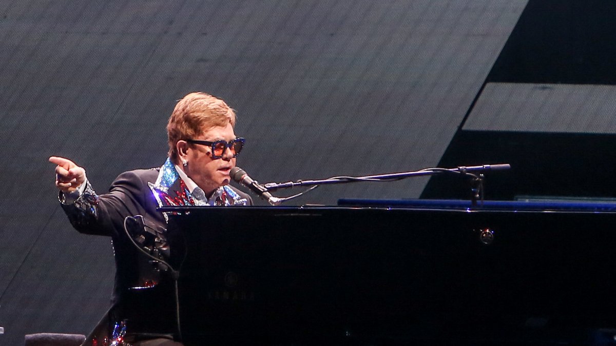 Elton John en un concierto.