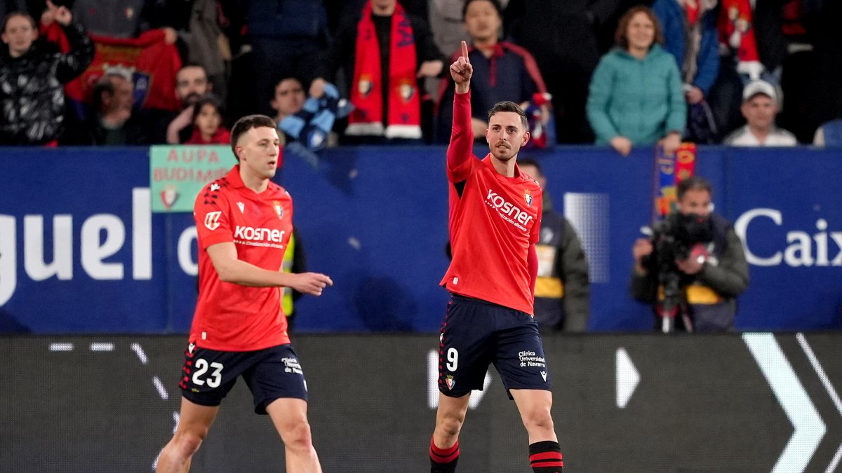 Raul Garcia of CA Osasuna celebrates scoring his team's second goal during the LaLiga EA Sports match between CA Osasuna and Real Madrid CF at Estadio El Sadar on February 21, 2026 in Pamplona, Spain. (Photo by Juan Manuel Serrano Arce/Getty Images)
