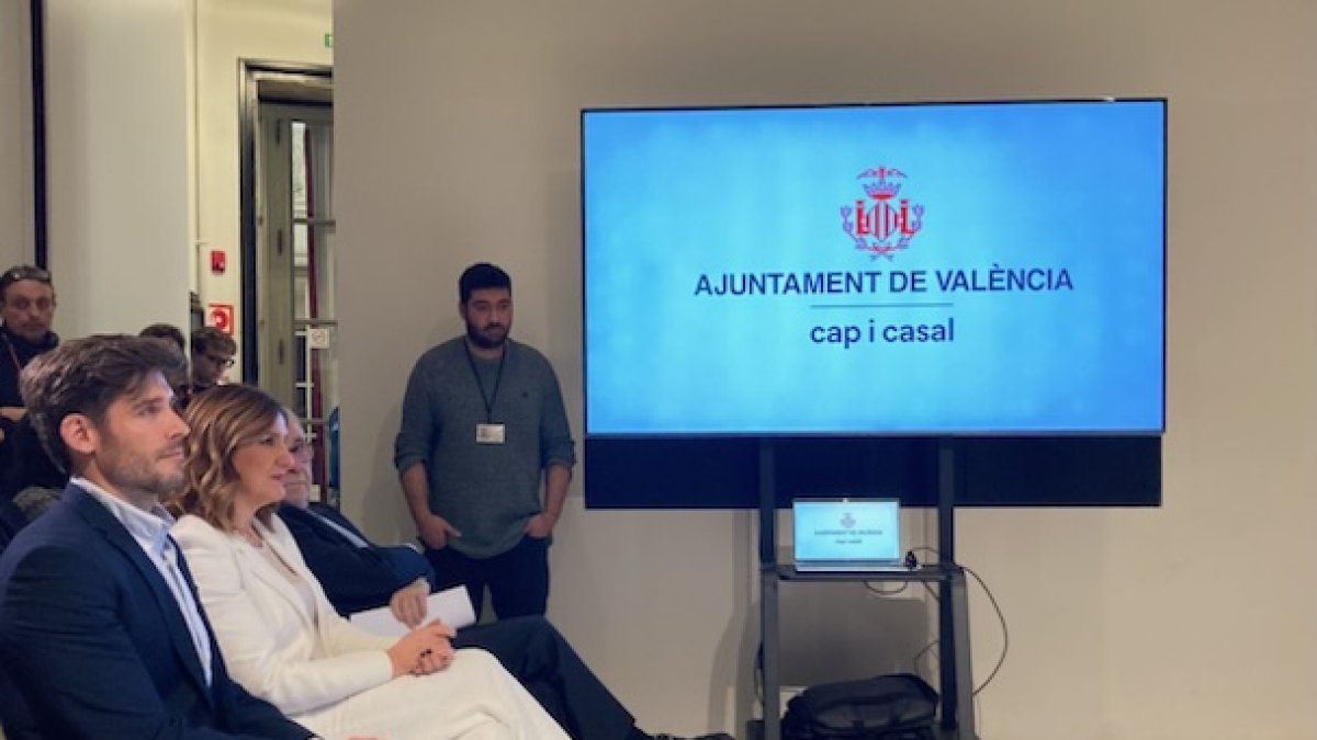 La alcaldesa de Valencia. María José Catalá, y el concejal Juan Carlos Caballero durante la presentación de la imagen de marca.