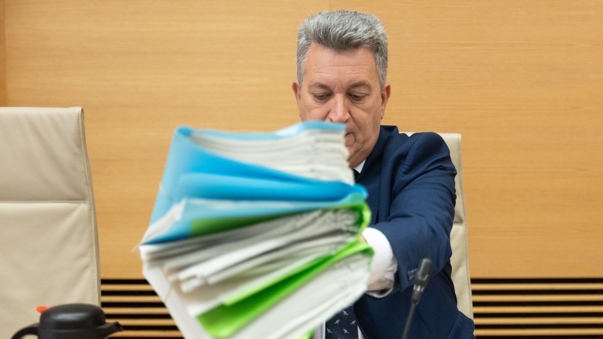 El vicepresidente tercero y conseller de Medio Ambiente, Infraestructuras, Territorio y de la Recuperación, Vicente Martínez Mus, comparece en la comisión de Investigación sobre la DANA.