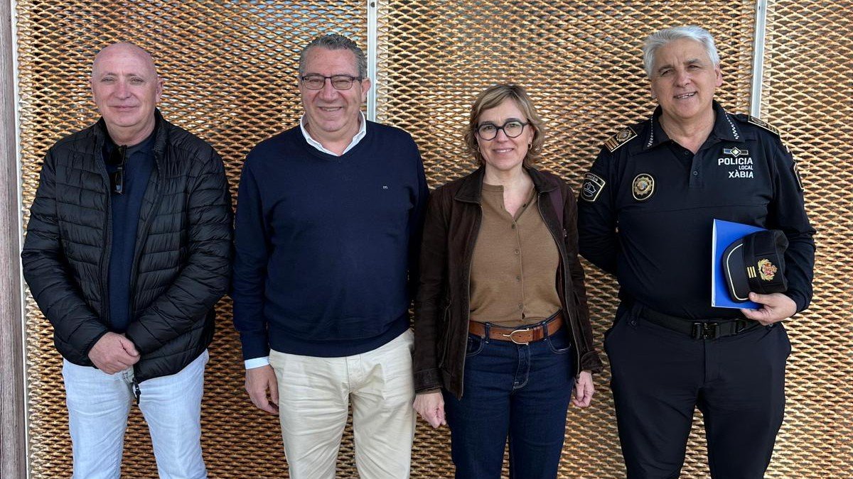 Toni Pérez y Rosa Cardona, junto al concejal de emergencias de Xàbia y al Jefe de la Policía Local.