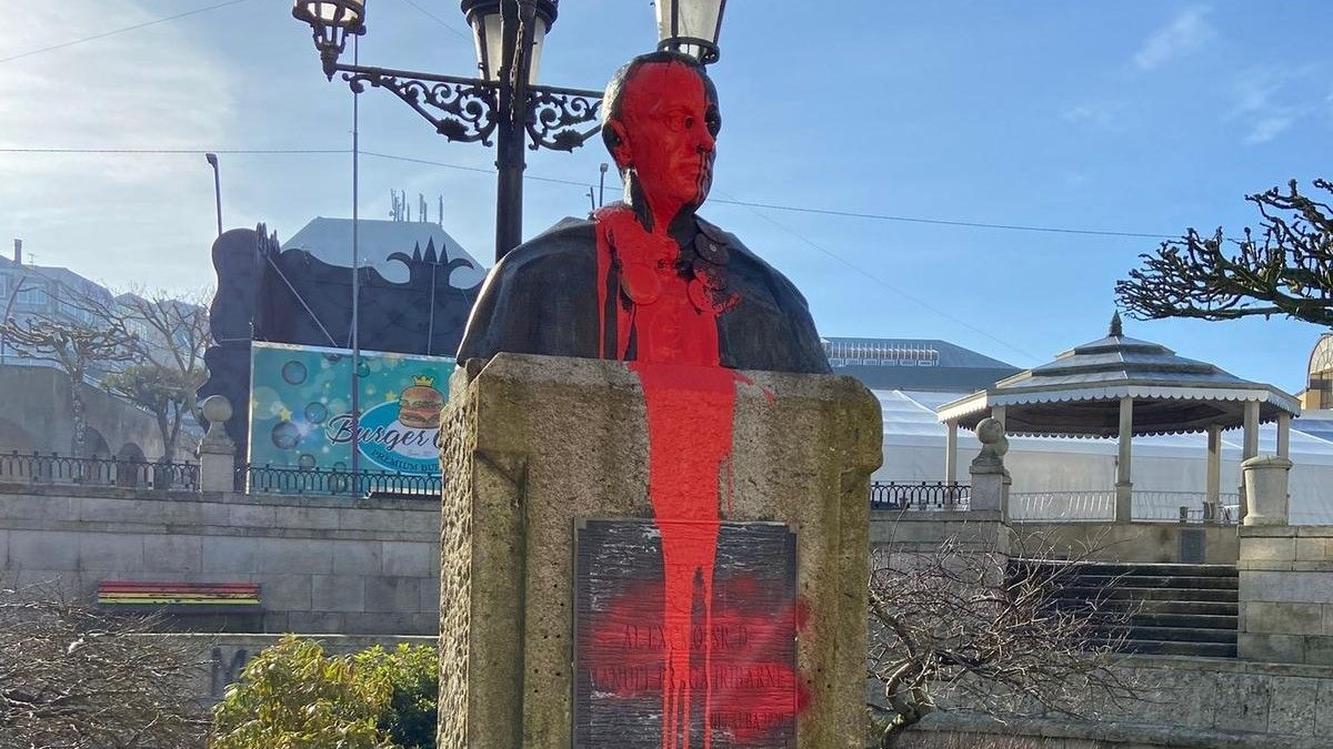 Busto de Manuel Fraga vandalizado en Vilalba (Lugo) 22/2/2026