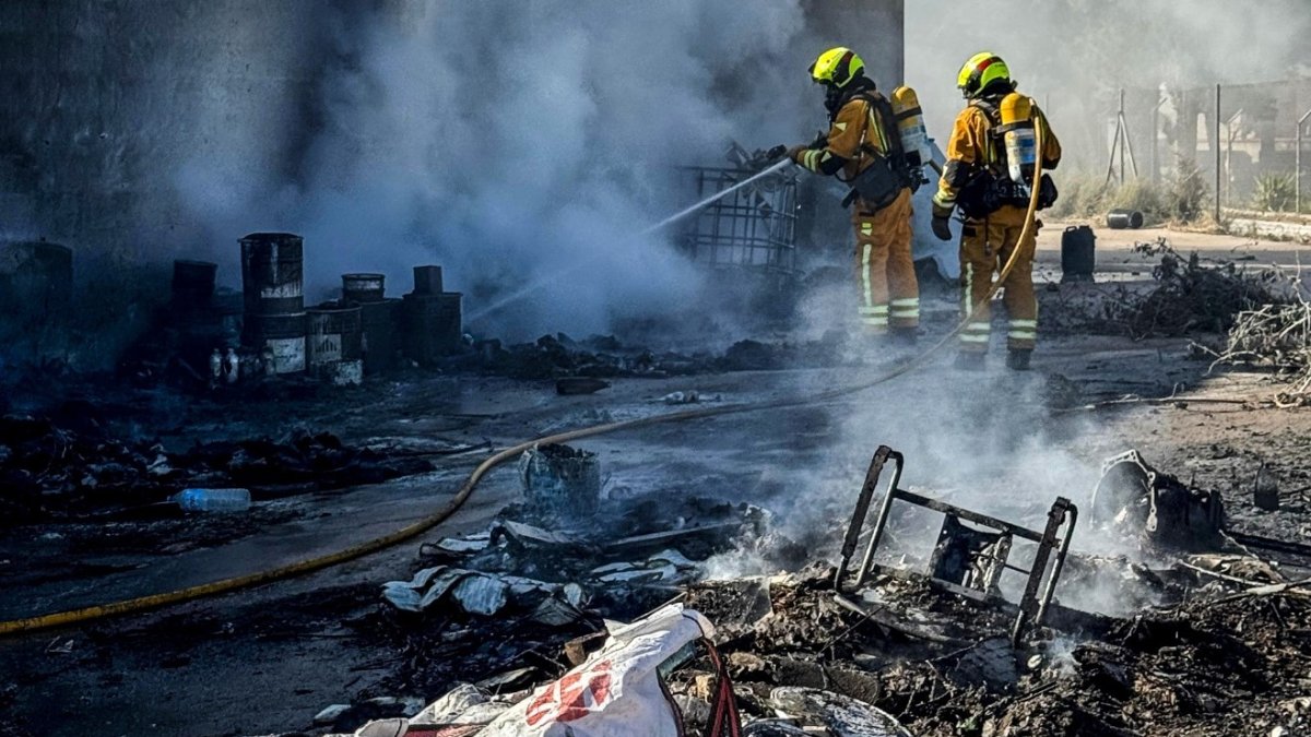Imagen del exterior de la nave, una vez sofocado el incendio.