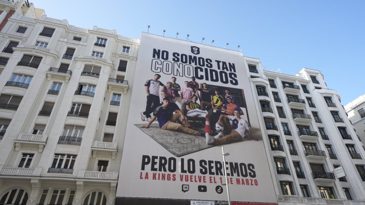 Imagen de la lona de la Kings League en Gran Vía.