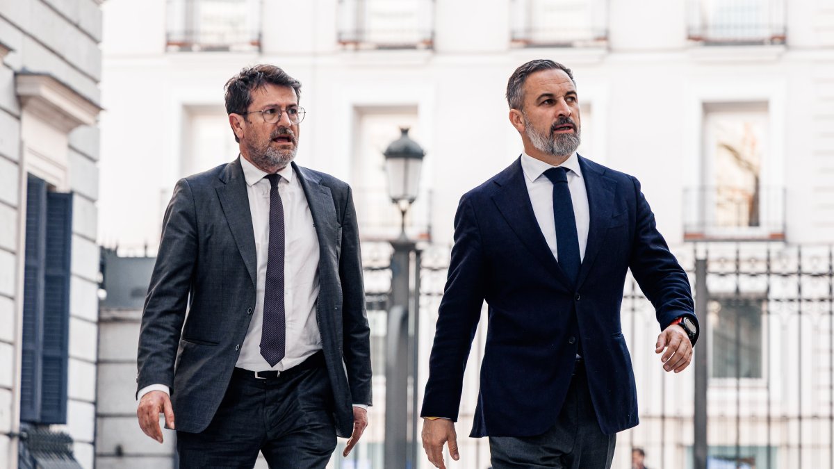 El presidente de VOX, Santiago Abascal (d), a su llegada a una sesión plenaria en el Congreso de los Diputados, a 24 de febrero de 2026, en Madrid.