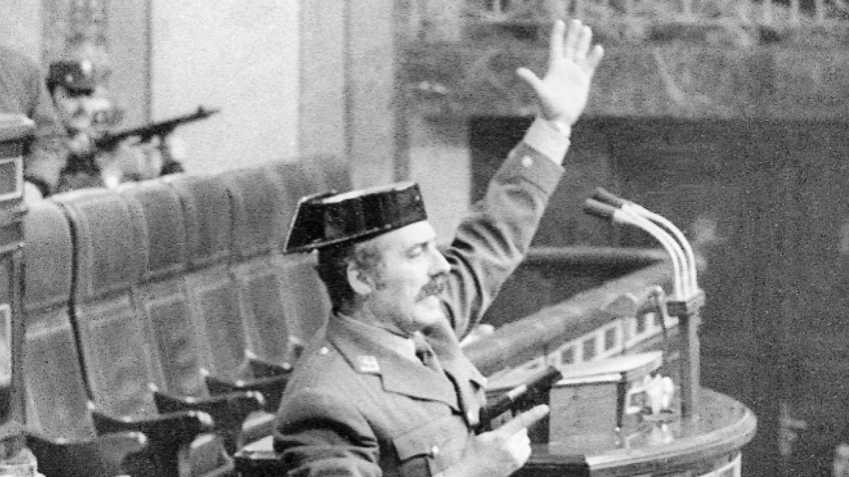 Antonio Tejero levanta la mano al grito de