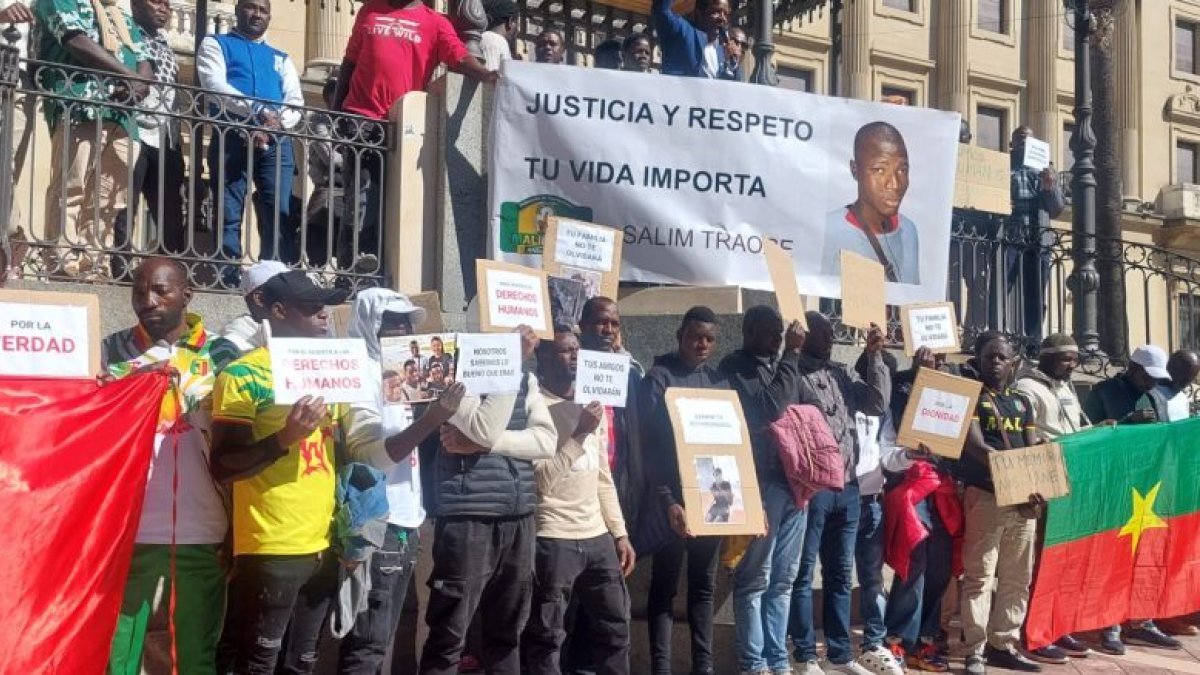 Concentración por la muerte de un joven temporero en Almonte abatido por la Guardia Civil.