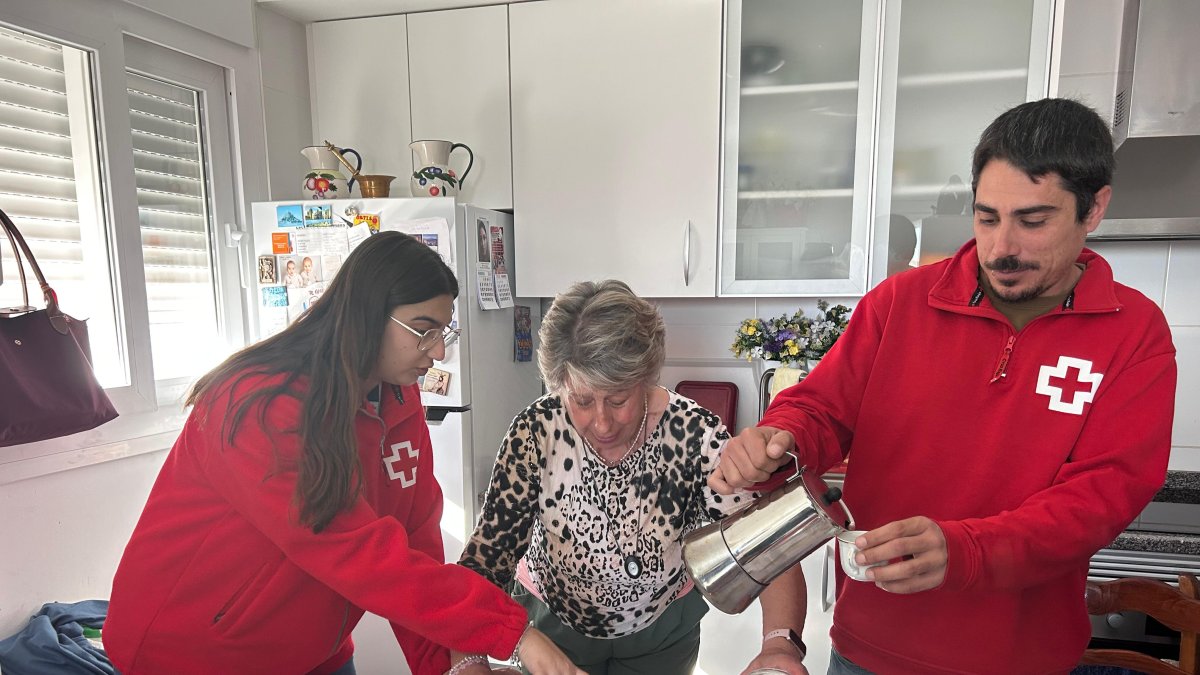 Una persona mayor, atendida dentro del programa Código NES de Elche.