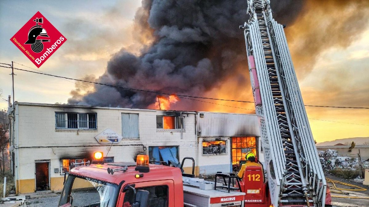 Trabajos de los bomberos en el incendio de la nave. 