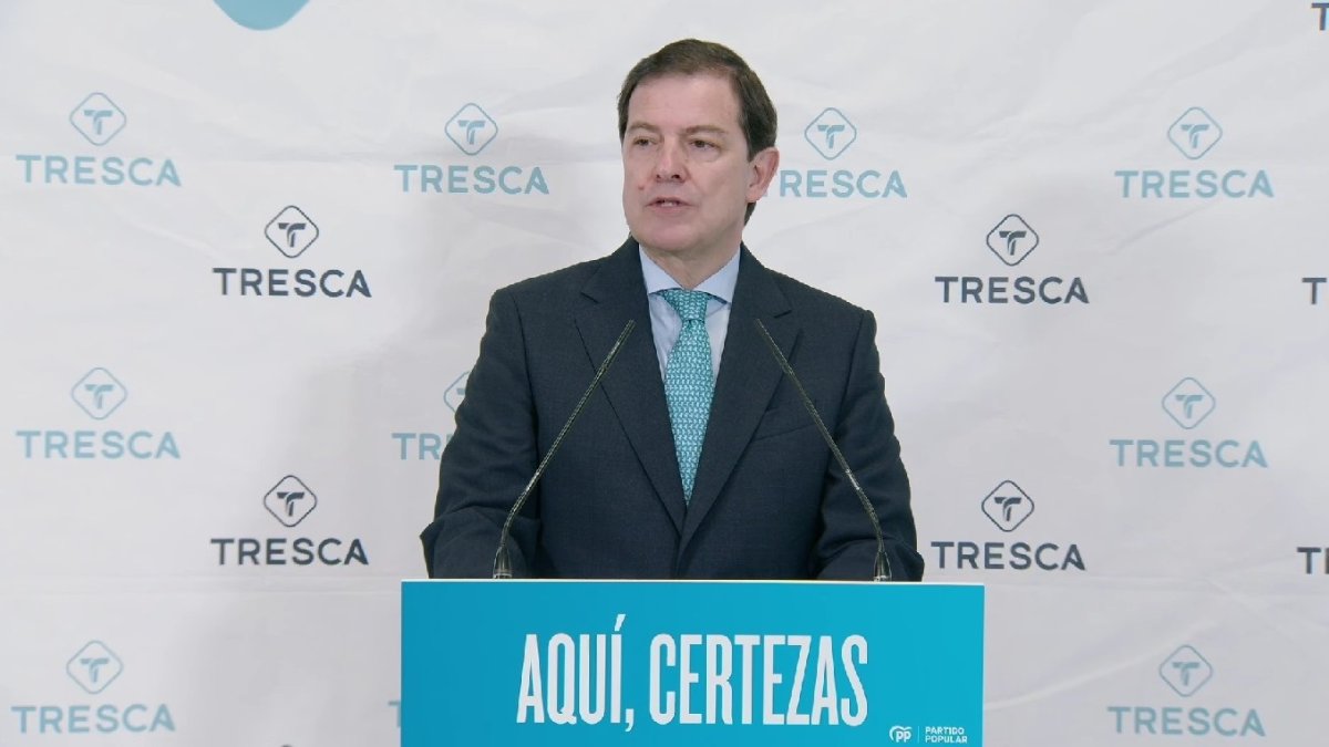Alfonso Fernández Mañueco, durante su visita a las instalaciones de Tresca Ingeniería, en León.