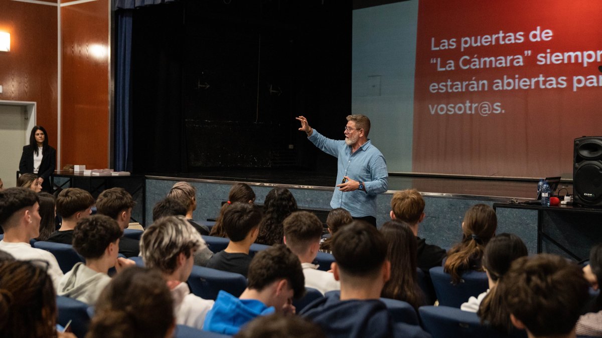Un momento de la visita de Cámara al Colegio San Agustín de Alicante.