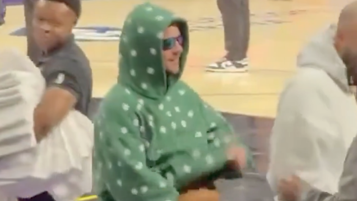 Justin Bieber intentando 'robar' un balón.
