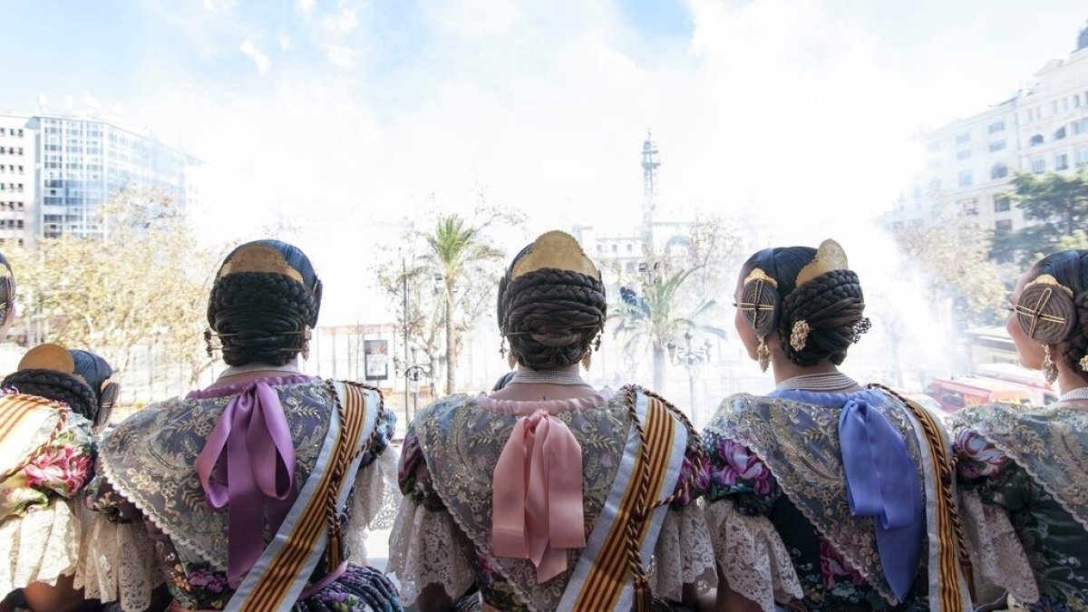 Falleras desde el balcón del Ayuntamiento de Valencia.