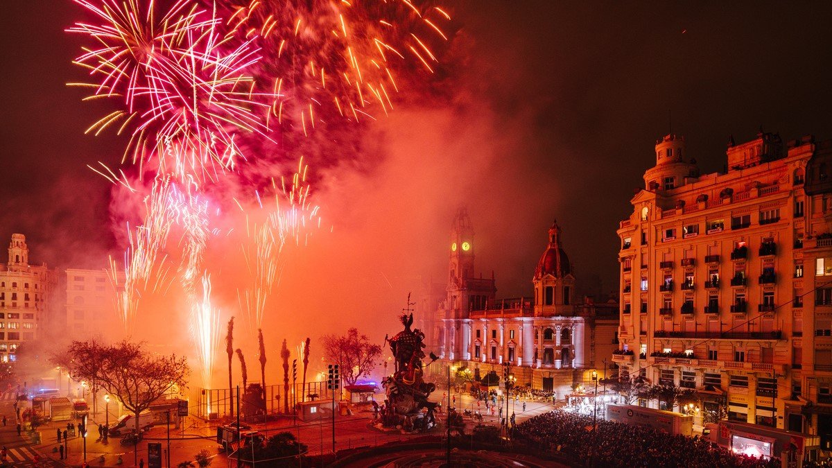 • Imagen de archivo del Alba de las Fallas. Foto de Microfilm