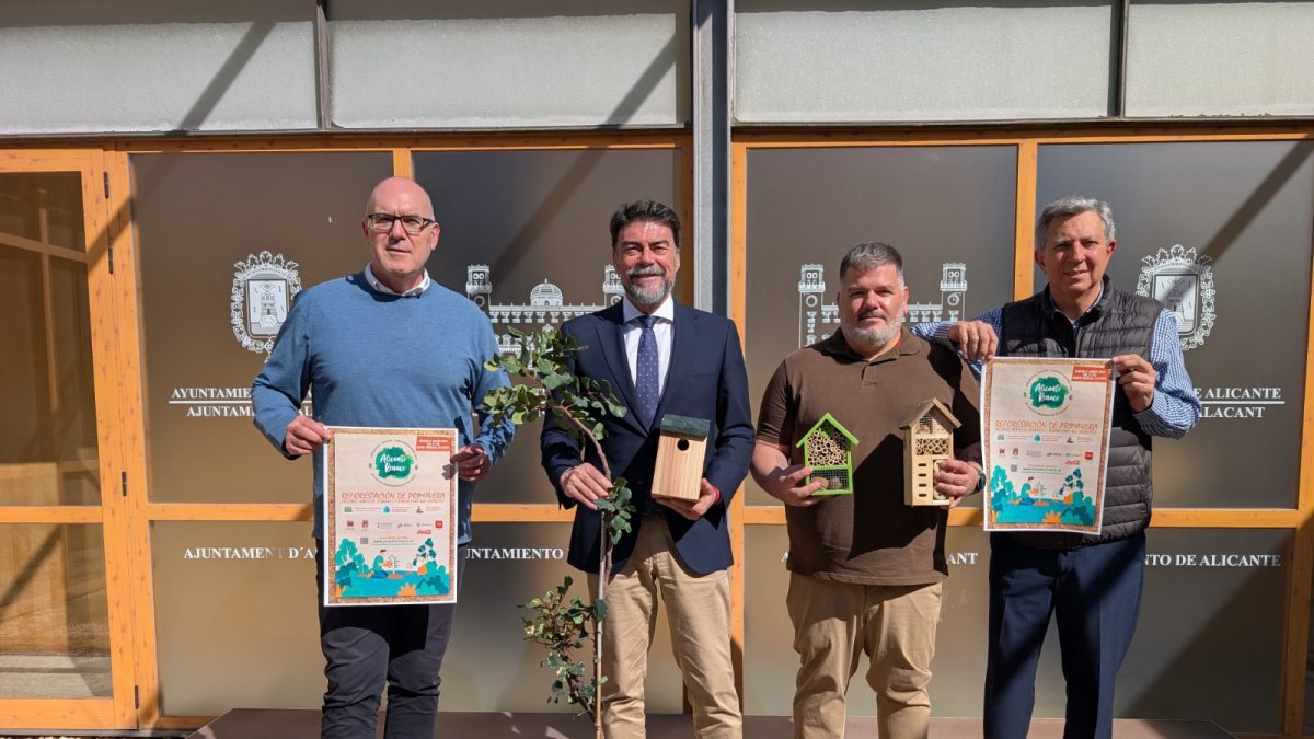 Barcala, Villar y Aguilar presentando la reforestación de primavera