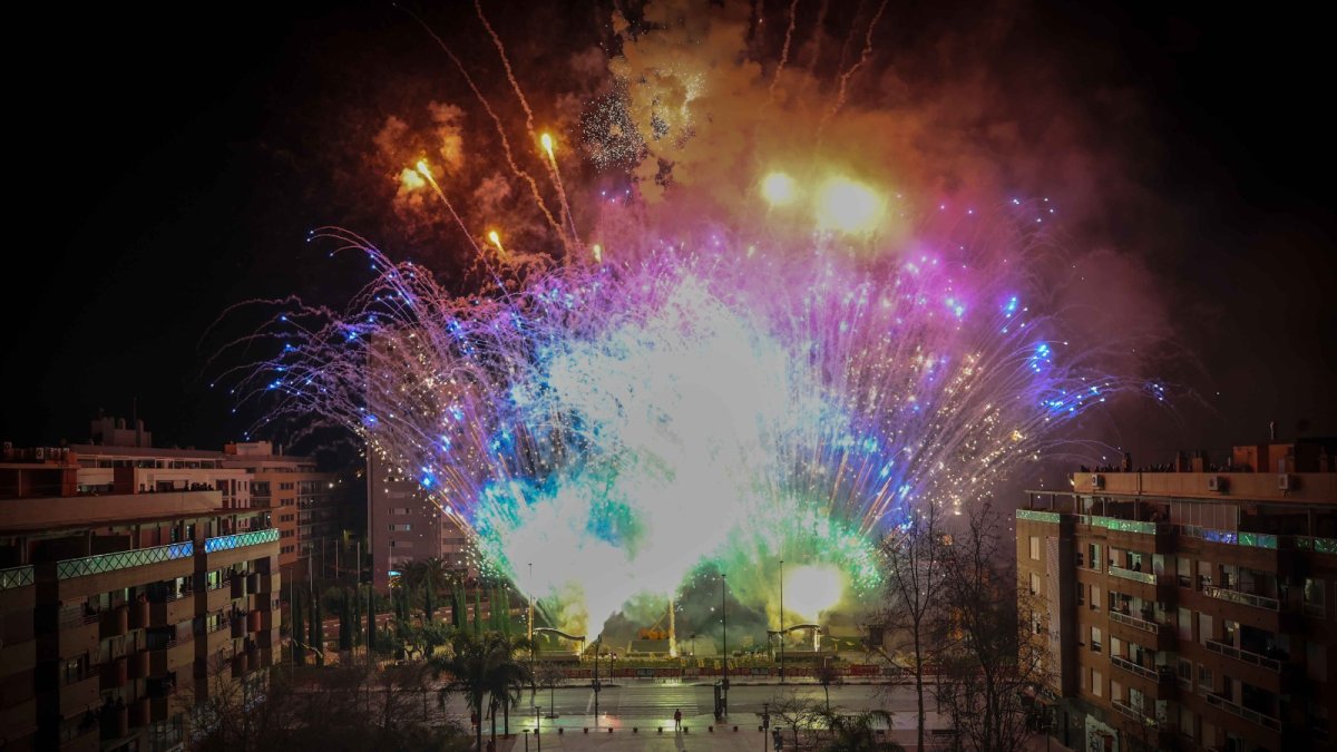 Un momento del espectáculo pirotécnico de L'Arribada del foc.