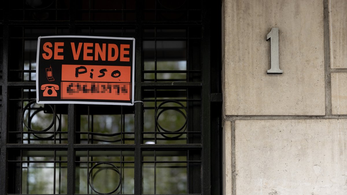 Vista de un cartel de 'Se vende' en un portal de un edificio, a 8 de abril de 2024, en Madrid (España).
Eduardo Parra / Europa Press
08 ABRIL 2024