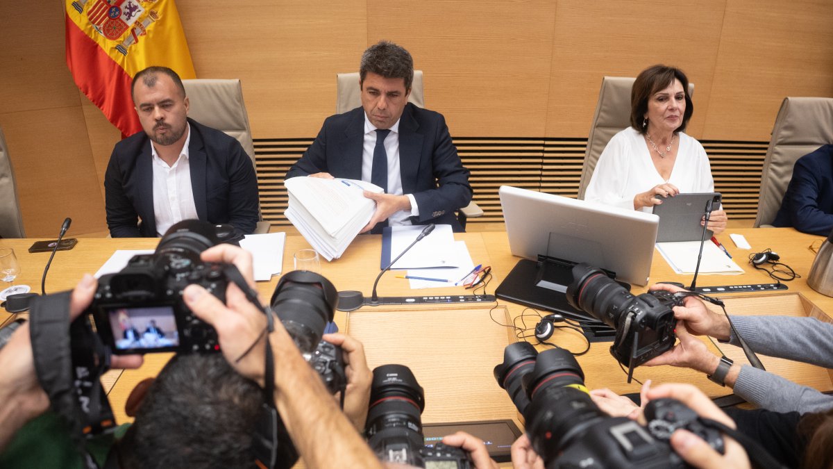 El presidente en funciones de la Generalitat valenciana, Carlos Mazón (c), comparece ante la comisión de la dana, en el Congreso de los Diputados, a 17 de noviembre de 2025 (Archivo)