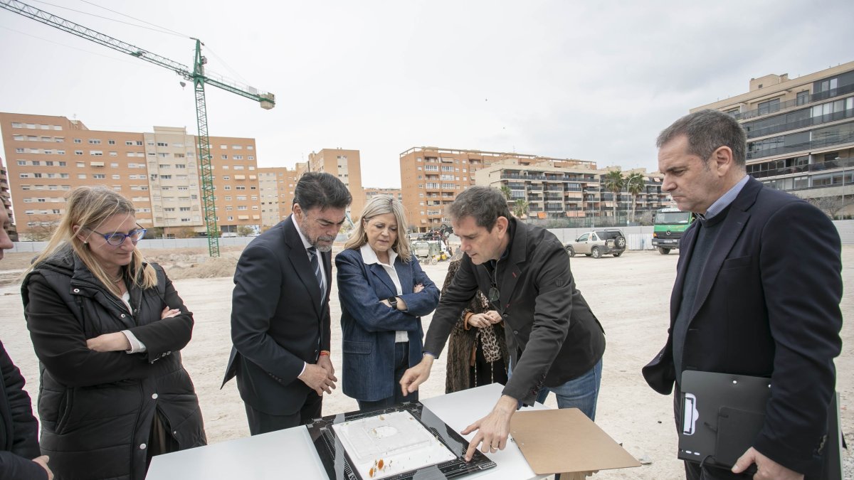 El alcalde de Alicante, Luis Barcala, y la consellera de Educación, Cultura y Universidades, Carmen Ortí, visitan las obras del CEE El Somni.