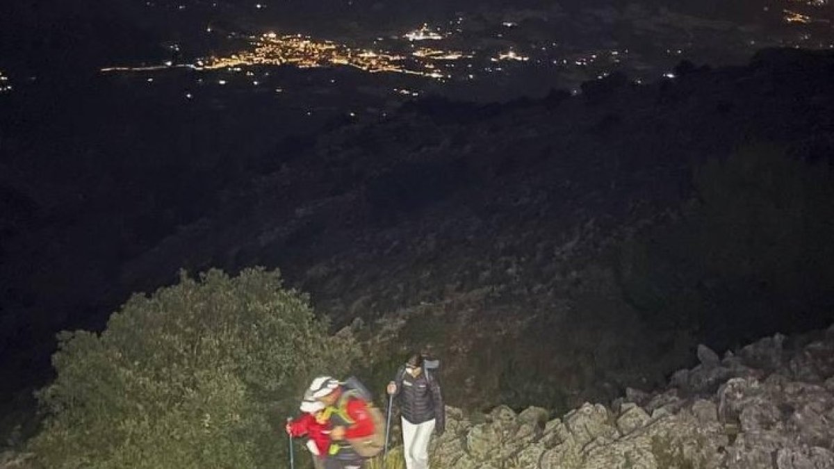 Las mujeres perdidas fueron guiadas por el grupo de rescate.