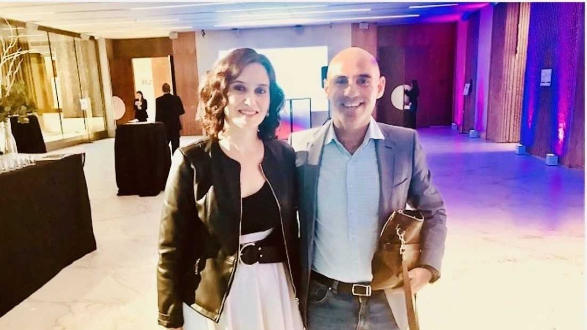 La presidenta de la Comunidad de Madrid, Isabel Díaz Ayuso, junto a José Luis Martínez