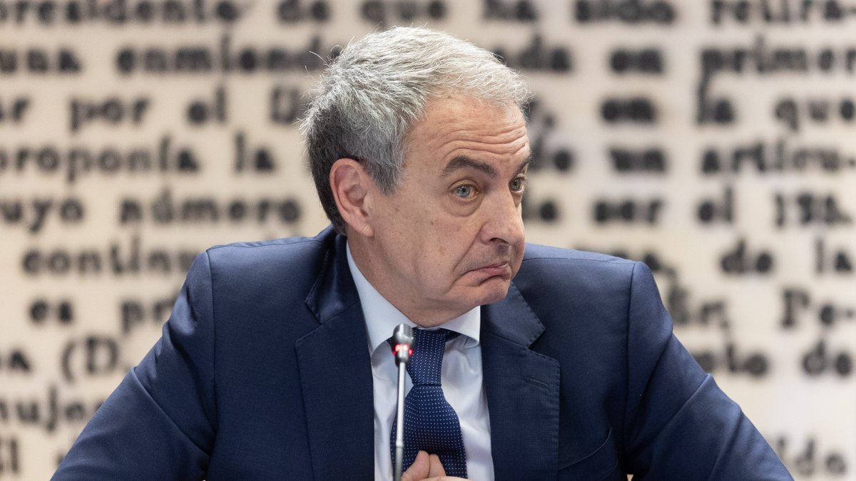 Begoña Gómez ha tenido suerte. Sin quererlo, José Luis Rodríguez Zapatero le ha echado un buen cable. El interrogatorio al expresidente del Gobierno en la comisión de investigación del Senado, de la que, por cierto, ha salido escaldado, ha eclipsado el nuevo e importante paso que ha dado el juez Peinado contra la 'primera dama monclovita' este mismo lunes.