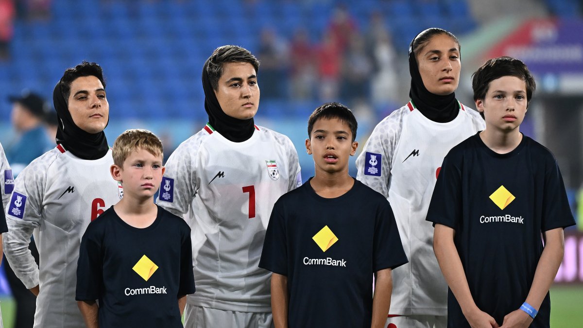 Histórico: la selección femenina de Irán se niega a cantar el himno como protesta