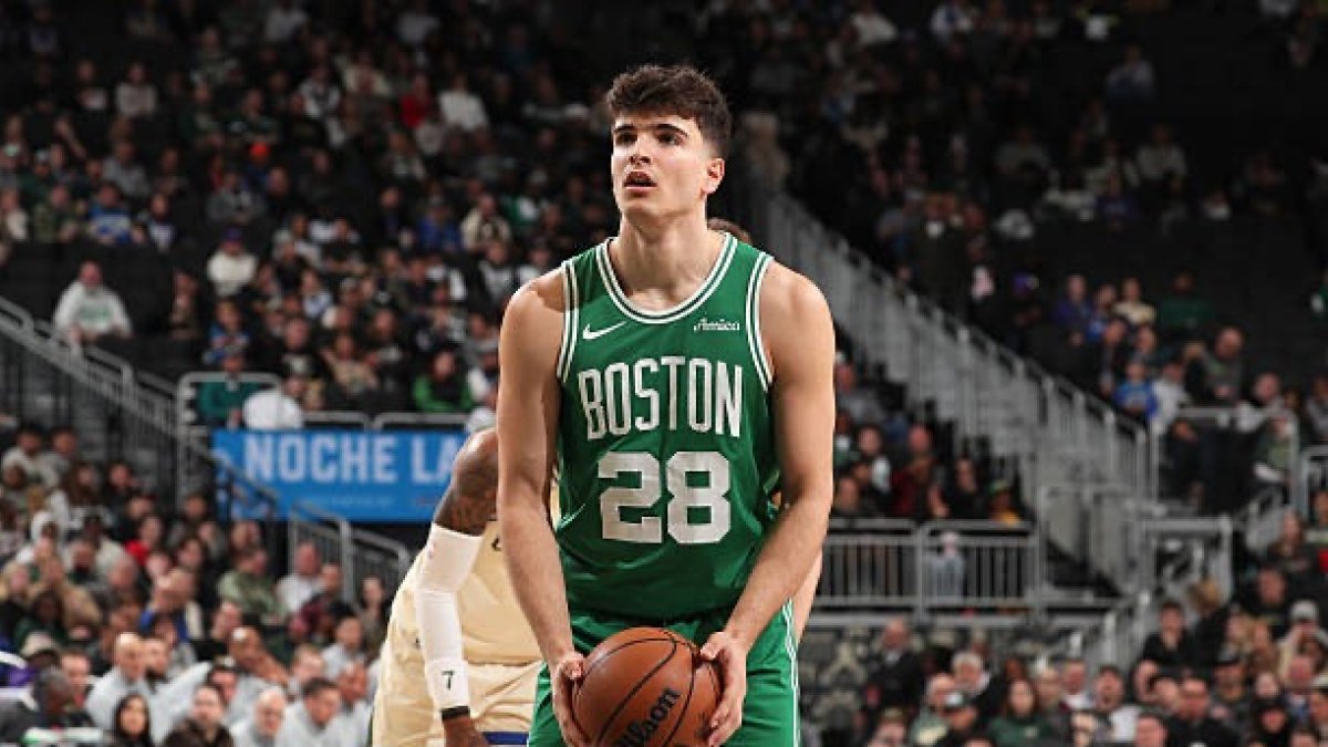 ¡Histórico Hugo González! El "Rookie" de los Celtics emula a Larry Bird y desactiva a Antetokounmpo