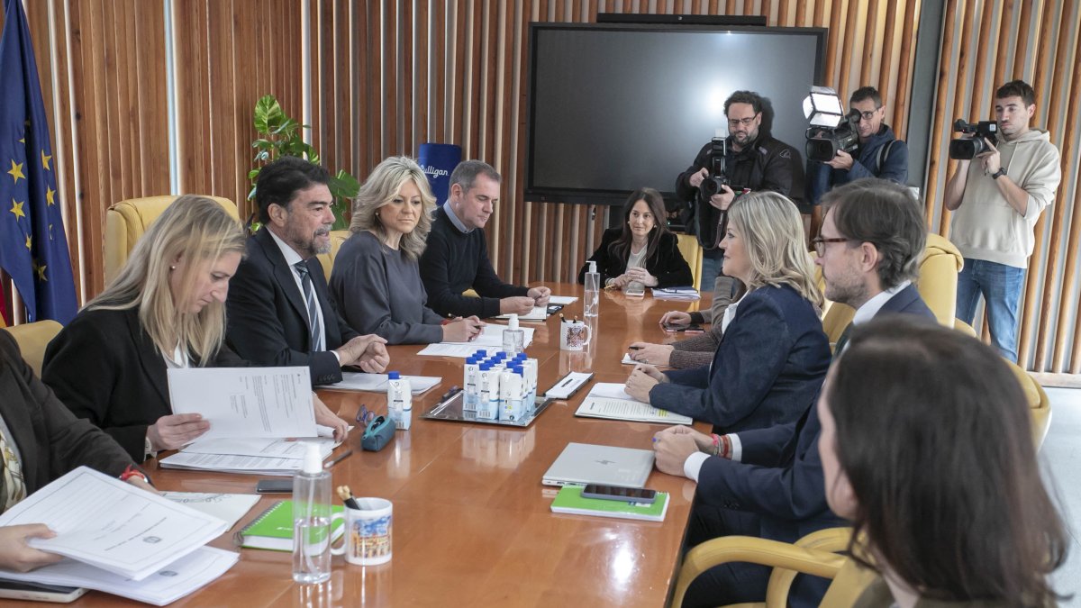 Reunión de la Consellera de Cultura, Carmen Ortí, con los responsables municipales encabezados por el alcalde, Luis Barcala.