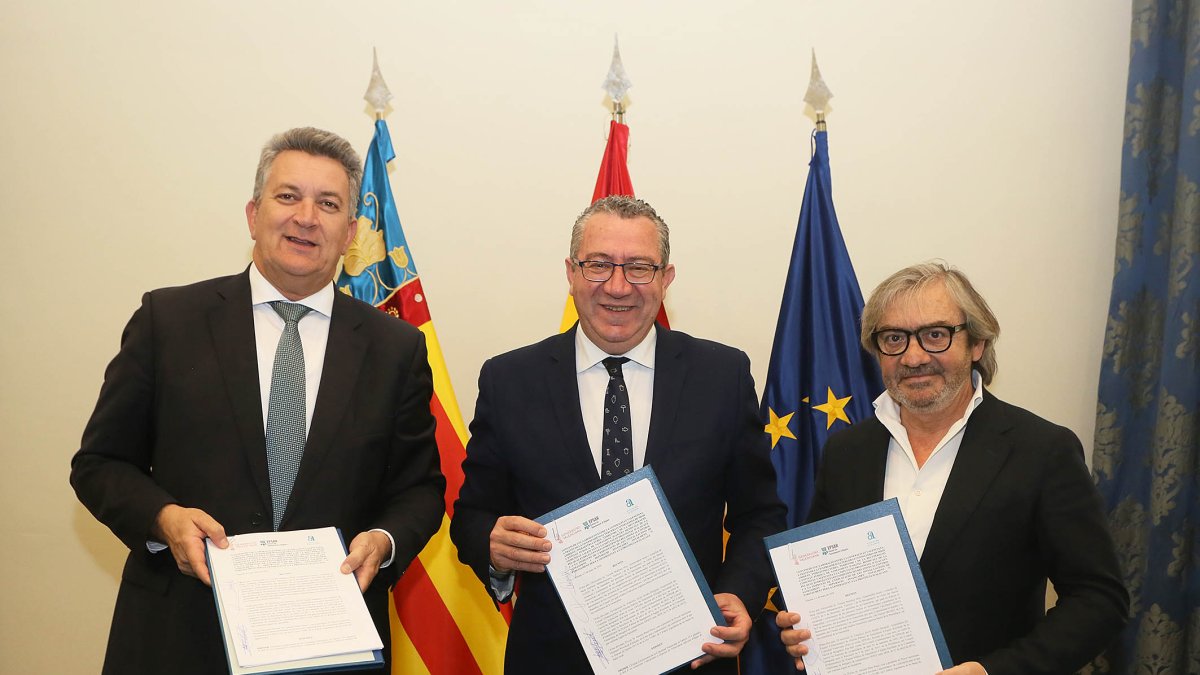 Vicente Martínez Mus, Toni Pérez y Javier Sendra, tras la firma del convenio de colaboración.