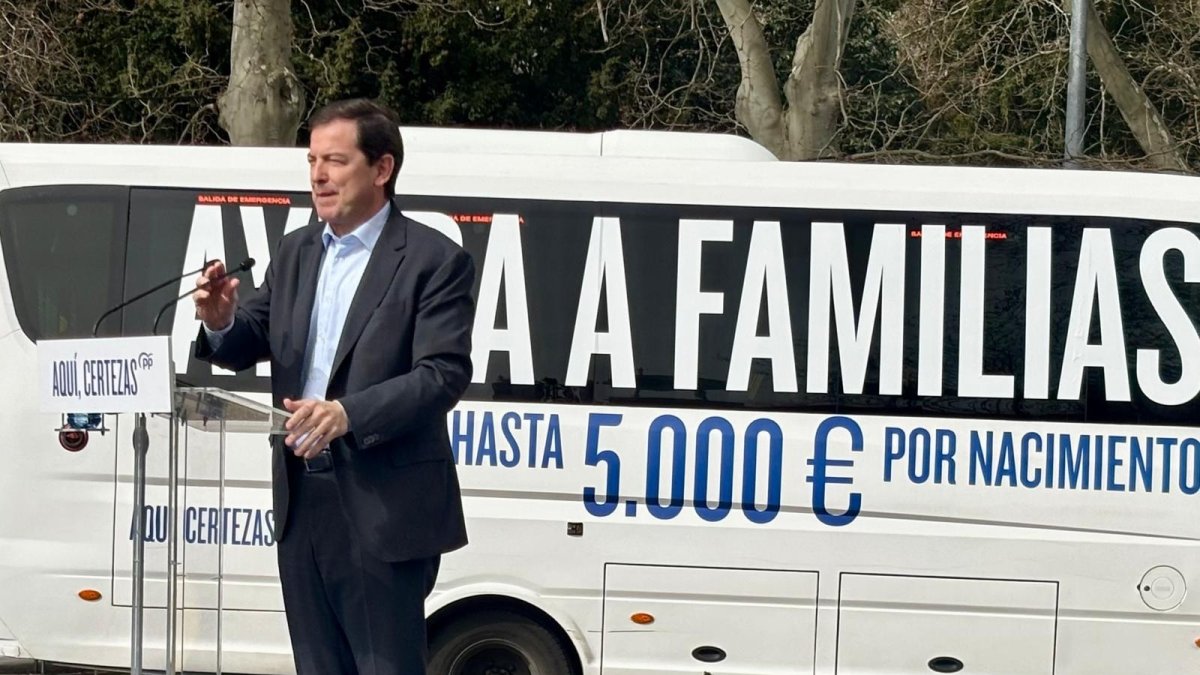 El candidato del PP a la Presidencia de la Junta en un acto de campaña en la Plaza Colón de Valladolid