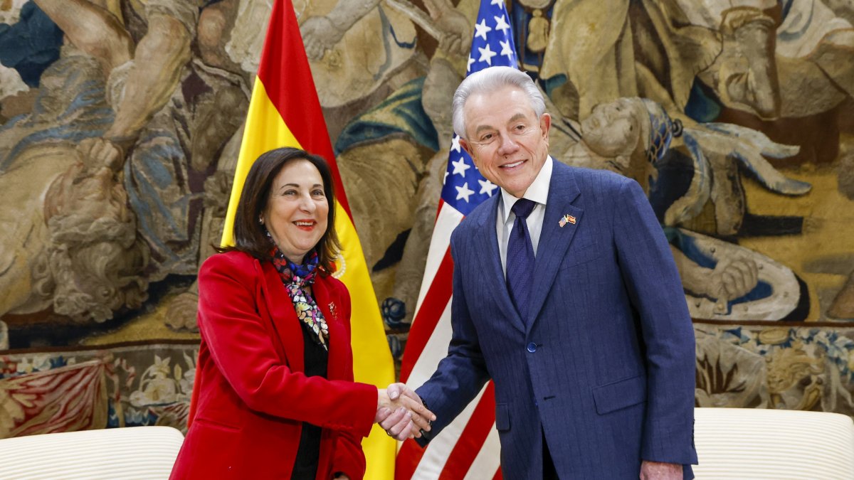 La ministra de Defensa, Margarita Robles, mantiene una reunión con el embajador de los Estados Unidos de América, Benjamín León Jr., en la sede del Ministerio. 