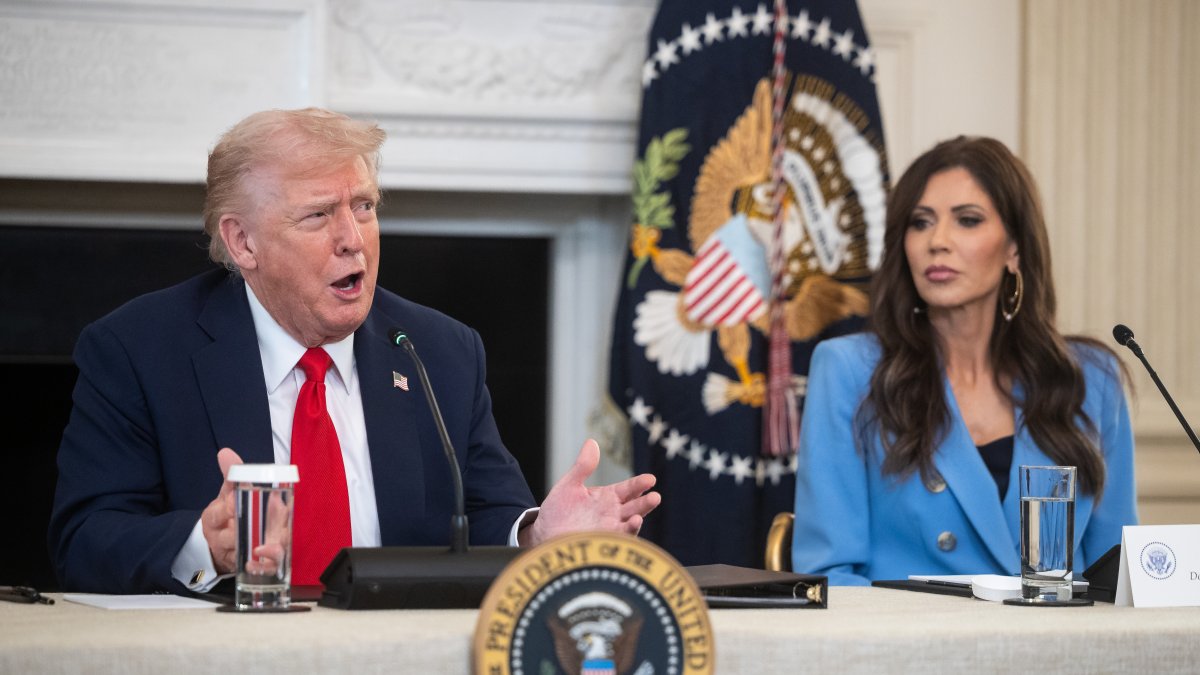 El presidente de Estados Unidos, Donald Trump, y la secretaria de Seguridad Nacional, Kristi Noem.