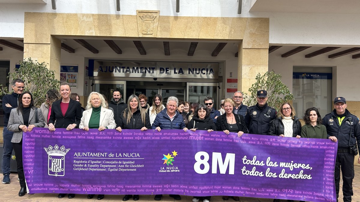 Concentración a las puertas del Ayuntamiento de La Nucía para conmemorar el 8 de Marzo.