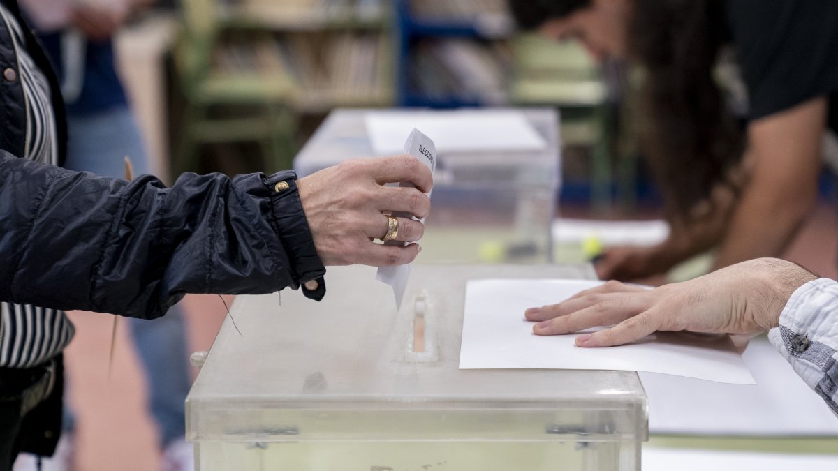 Una persona mete su voto en la urna (foto de archivo)