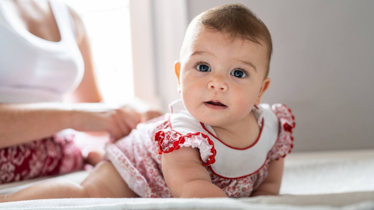 Un bebé durante sus primeros meses de vida, etapa en la que el cabello puede cambiar o caerse en algunas zonas de apoyo