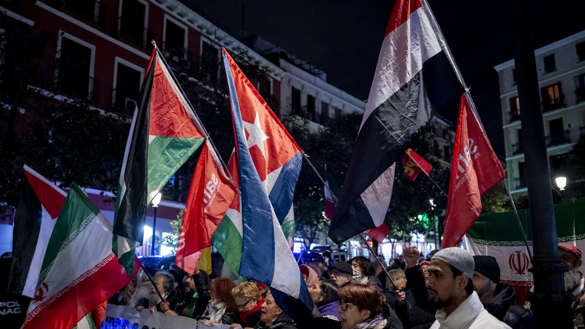 Decenas de personas con banderas de varios países durante una manifestación contra el fascismo, el imperialismo y la guerra, en Madrid este 6 de marzo.