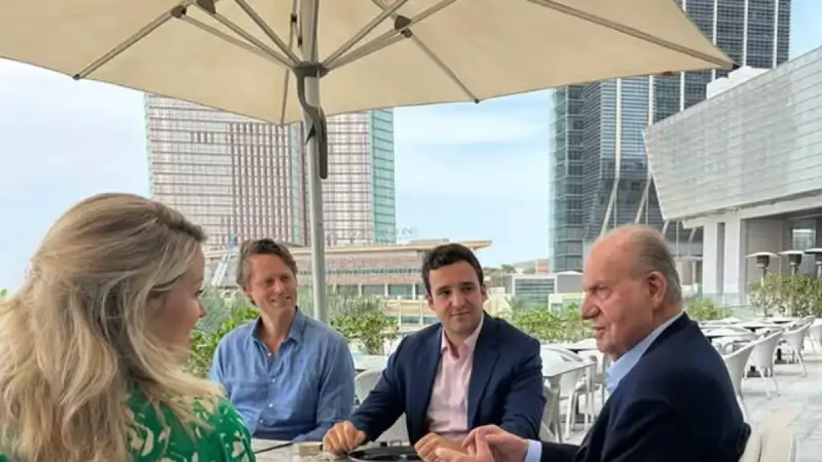 El Rey Juan Carlos junto a su nieto Froilán y unos amigos en una foto compartida este fin de semana.