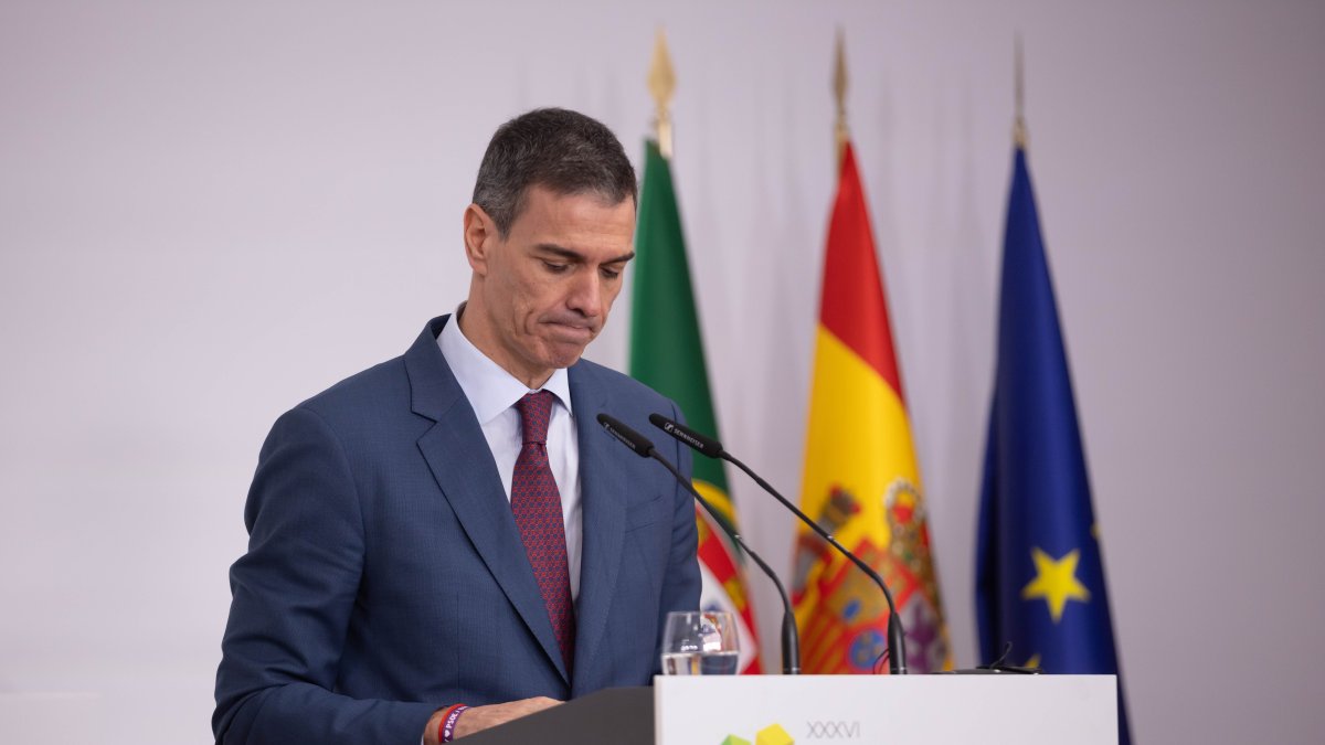 (Foto de ARCHIVO)
Comparecencia ante los medios del presidente del Gobierno, Pedro Sánchez, tras presidir junto a su homólogo portugués, Luis Montenegro, la ceremonia de firma de acuerdos de la XXXVI Cumbre hispano-portuguesa.

Clara Carrasco / Europa Press
06/3/2026
