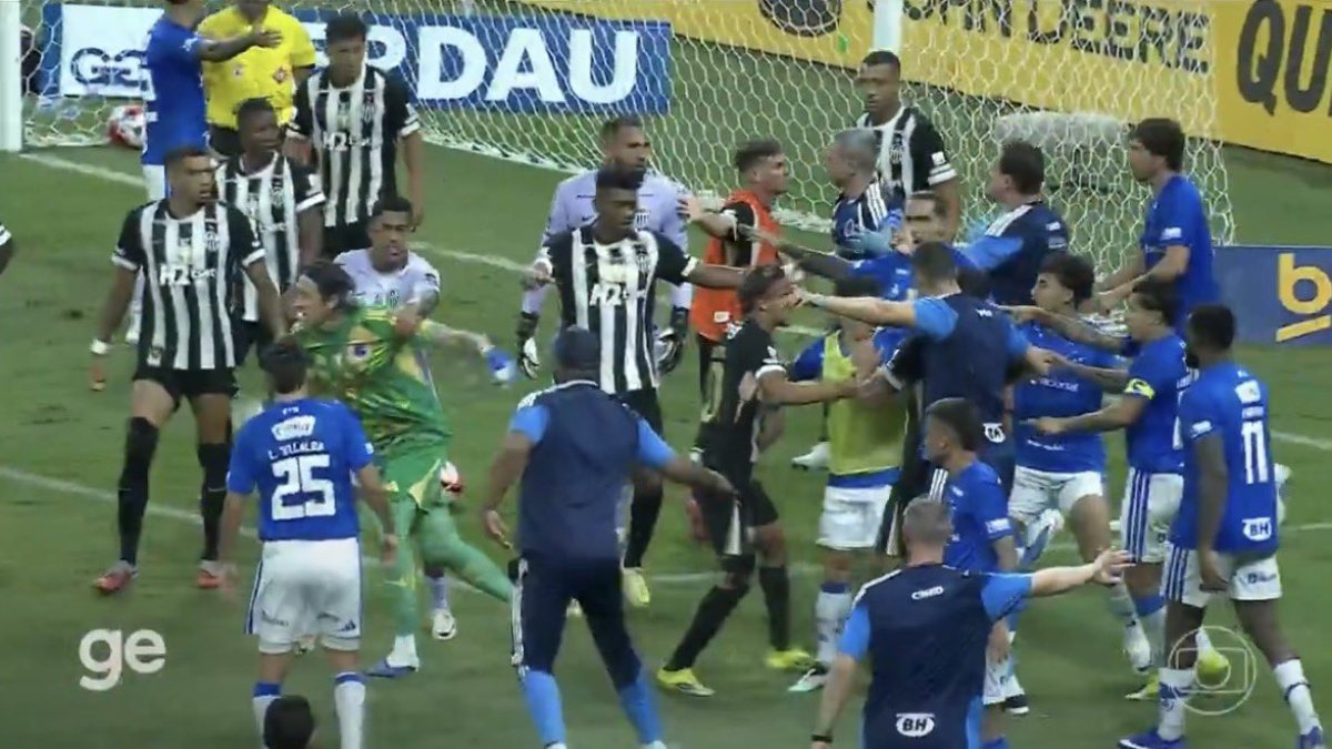 Jugadores de Cruzeiro y Atlético Mineiro protagonizan una pelea generalizada tras el pitido final de la final del Campeonato Mineiro, que terminó con 23 expulsados..