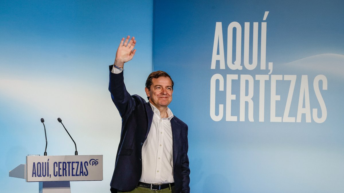 El candidato del Partido Popular de Castilla y León a la reelección como Presidente de la Junta, Alfonso Fernández Mañueco, durante la clausura de un acto con motivo del día internacional de la mujer, a 8 de marzo de 2026, en Burgos, Castilla León (España)